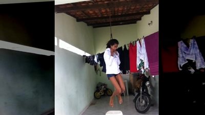 رد فعل عائلة حاولت ابنتها الانتحار شنقًا (فيديو)