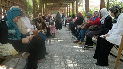 أولياء الأمور يرافقون أبناءهم أثناء تسجيل الرغبات بـ«زراعة القاهرة»