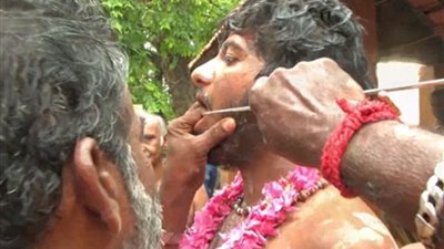 بالفيديو والصور.. أبشع الاحتفالات وحشية حول العالم.. «الهندوس» يثقبون وجوههم حبا في الإله «مورجن».. والشيعة ينزفون الدماء في ذكرى عاشوراء.. وقرويو «بالي» يطعنون أنفسهم با