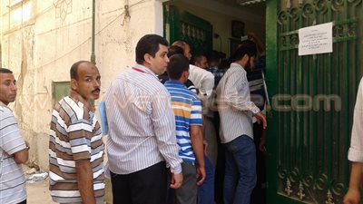 بالفيديو والصور.. إقبال على شراء شهادات قناة السويس بالقليوبية