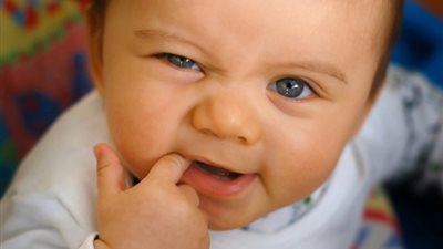 أفضل الأطعمة لتخفيف آلام «التسنين» عند الأطفال