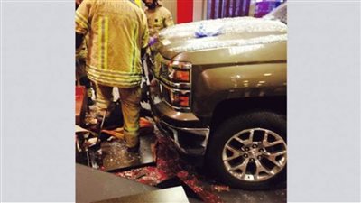 سيارة تقتحم حشدا من البشر في أحد الأسواق في المملكة المتحدة | فيديو