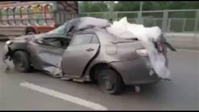 بالفيديو.. موجة سخرية من سائق يسير بسيارة «تويوتا» محطمة