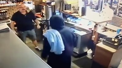 موظفون يلقنون لصا مسلحا «علقة ساخنة» (فيديو)