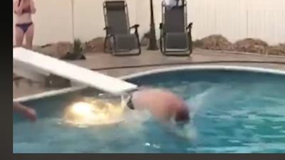 سقوط مروع لرجل بدين في حمام السباحة (فيديو)