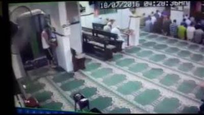 بالفيديو.. حرامي يسرق صندوق تبرعات بمسجد وقت الصلاة