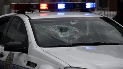 امرأة تسرق سيارة شرطة وزوجها مكبل في مقعدها الخلفي