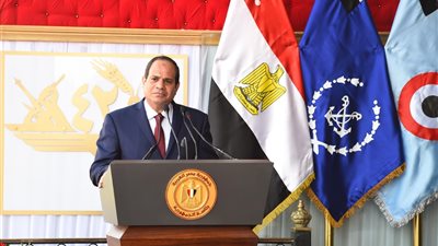 طلبة الشرطة يرسمون «عين مصر الساهرة» بالدراجات النارية