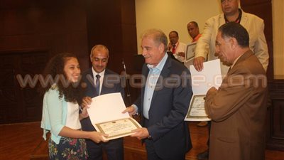 بالصور.. محافظ جنوب سيناء يكرم أوائل الشهادة الإعدادية