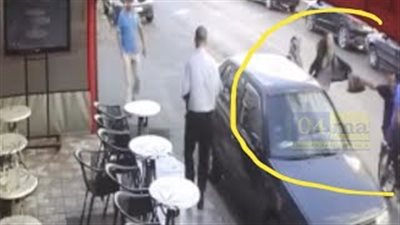 لص يسحل فتاة أمام والدتها لسرقة حقيبتها (فيديو)