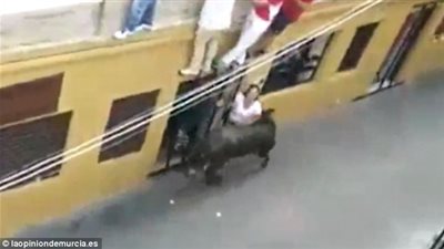 بالفيديو والصور.. امرأة تتلقى ضربة قاتلة من بقرة في مهرجان إسباني