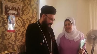 تضامن الغربية توفر كرسيا متحركا لإحدى مصابي كنيسة ماري  جرجس (صور)