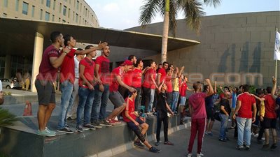 بالفيديو والصور.. تجمع أعضاء «ألتراس أهلاوي» بميدان هليوبوليس قبل «السوبر»