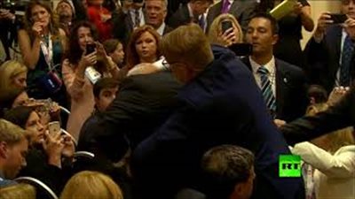 الأمن يسحب رجلا بالقوة من قاعة مؤتمر بوتين وترامب (فيديو)