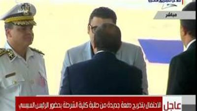 بالفيديو.. السيسي يصافح محمود الكومي بحفل تخرج أكاديمية الشرطة