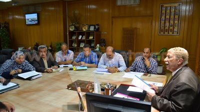 محافظ الإسماعيلية يستعرض المشروعات الخدمية للعرض على مجلس الوزراء