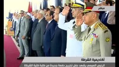 «السيسي» يشهد تخرج 1537 طالبًا من كلية الشرطة.. الرئيس يمنح الأوائل نوط الامتياز من الطبقة الثانية.. وزير الداخلية يلقي كلمة لتحية الخريجين.. الطلاب يقدمون عروضا قتالية ورياضية