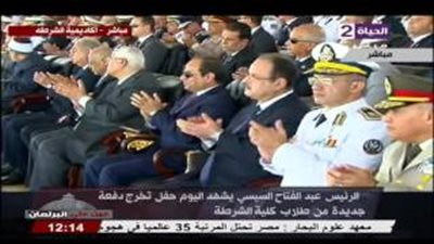 أبناء الشهداء يهدون السيسي نسخة من القرآن والرئيس يقبل رءوسهم