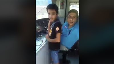فيديو لسائق مترو يصطحب طفلا بكابينة القيادة يثير غضب رواد «فيس بوك»