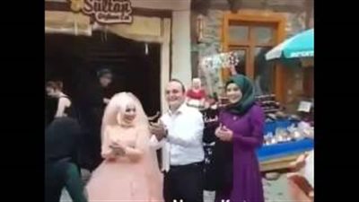 بالفيديو.. رد فعل عروس تركية تزف على أغان خليجية