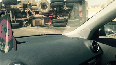 بالصور.. انقلاب سيارتين على الطريق الدائري بالمعادي