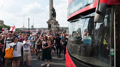 أنصار ترامب يحاصرون سائقة حافلة مسلمة في بريطانيا (صور)