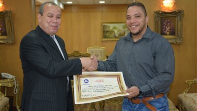 محافظ دمياط يكرم بطل دورة البحر المتوسط في رفع الأثقال