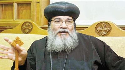 الأنبا مكاريوس ينقل تحيات البابا لأسر قرية أبو يعقوب في المنيا