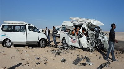 مصرع شخصين وإصابة 16 فى تصادم سيارتين بالبحيرة