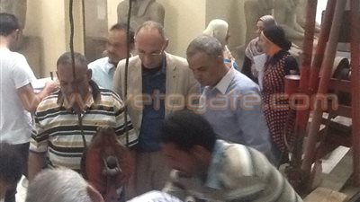 بالصور.. لجنة من المتحف الكبير تستلم قطعا أثرية من «التحرير»