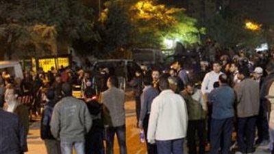 بالفيديو..الأهالي يقطعون الطريق لإنقاذ عمال المصنع المنهار بـ«العبور»