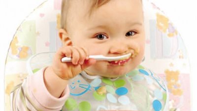 تعرفي على طعام طفلك من 6 أشهر إلى سنة