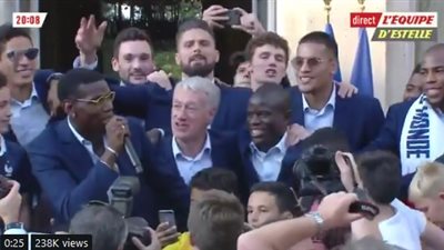 لاعبو فرنسا يغنون لكانتي ويرقصون مع الرئيس ماكرون (فيديو)