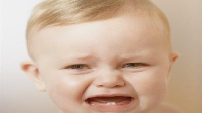 تعرفي على أسباب بكاء طفلك الدائم
