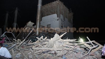 بالصور..الحماية المدنية: جهود مكثفة لاستخراج 5 عمال تحت أنقاض مصنع العبور المنهار