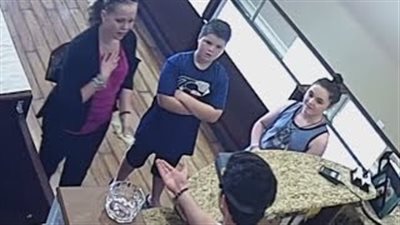 بالفيديو.. شاهد ماذا فعل عربي مع أمريكية أرادت بيع طوقها