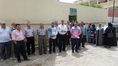 وقفة احتجاجية لأولياء أمور طلاب بدسوق احتجاجا على نقل مدرسة