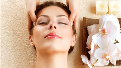 احتفظى بجمال وبياض «الرقبة» بأقنعة «العسل والكاكاو»