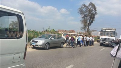 شلل مروري بطريق «الزقازيق - فاقوس» بعد تصادم سيارتين