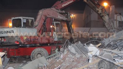 بالفيديو والصور.. جهود الأهالي و«الحماية المدنية» لرفع أنقاض «مصنع العبور»