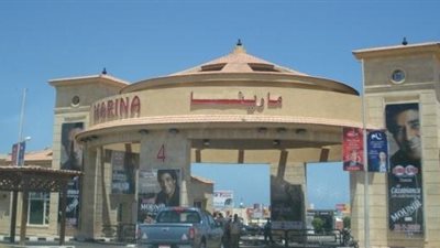 إصابة شخصين في حادث تصادم 3 سيارات أمام بوابة مارينا 2