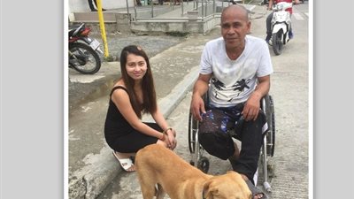 كلب يضرب المثل في الإخلاص لصاحبه المعاق (فيديو وصور)