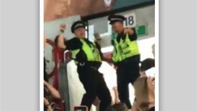 «وصلة رقص» لشرطيين أثناء مهمة تأمين حفل موسيقي (فيديو وصور)