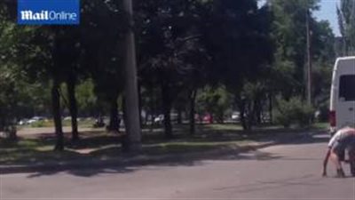 بالفيديو.. رجل ينهض سليما بعد مرور شاحنة أعلاه في أوكرانيا