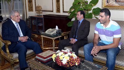 بالصور .. تفاصيل لقاء «محلب» مع بطل الرمح العالمي