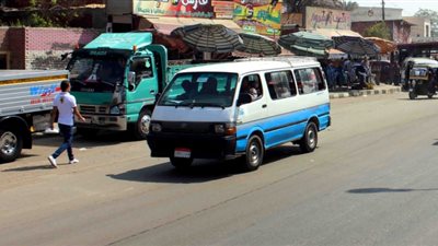أطرف مواقف المواصلات.. أحمد: «تصليح تكييف القطر بجردل».. إسلام: «الشهامة طيرت الكرسي».. محمد: «دفعت للميكروباص كله بسبب غلطة لسان».. أكرم: «السواق بص لي باحتقار بسبب