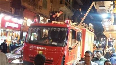 إنقاذ قطة معلقة على واجهة محل في طنطا | صور