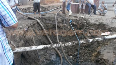 بالصور.. انقطاع المياه عن السنبلاوين بسبب انفجار وحدة الصرف الصحي