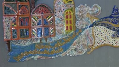 جدارية فنية من الخزف تزين سور مترو حدائق حلوان