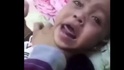 أم تعذب طفلتها بطريقة وحشية تثير ضجة بالسعودية (فيديو)